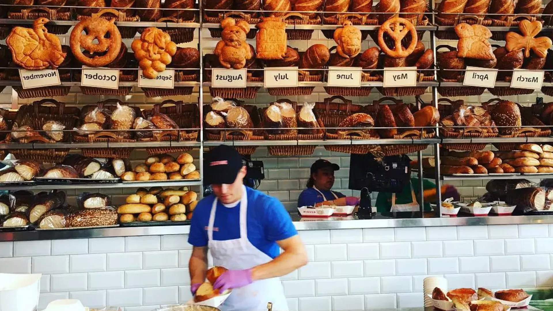 面包师在贝博体彩app的Boudin面包房制作发酵面团面包.