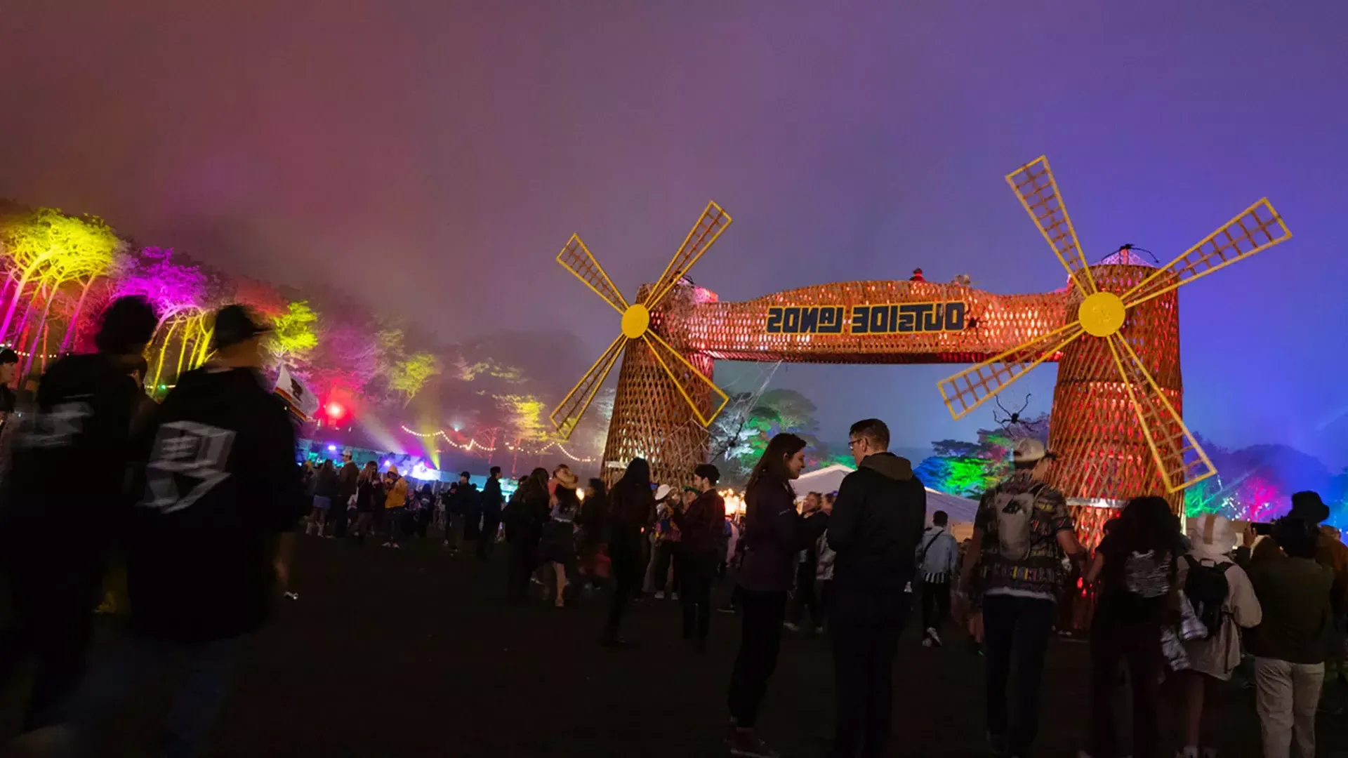 贝博体彩app的outside lands音乐节上，被霓虹灯包围的参加音乐节的人群。。