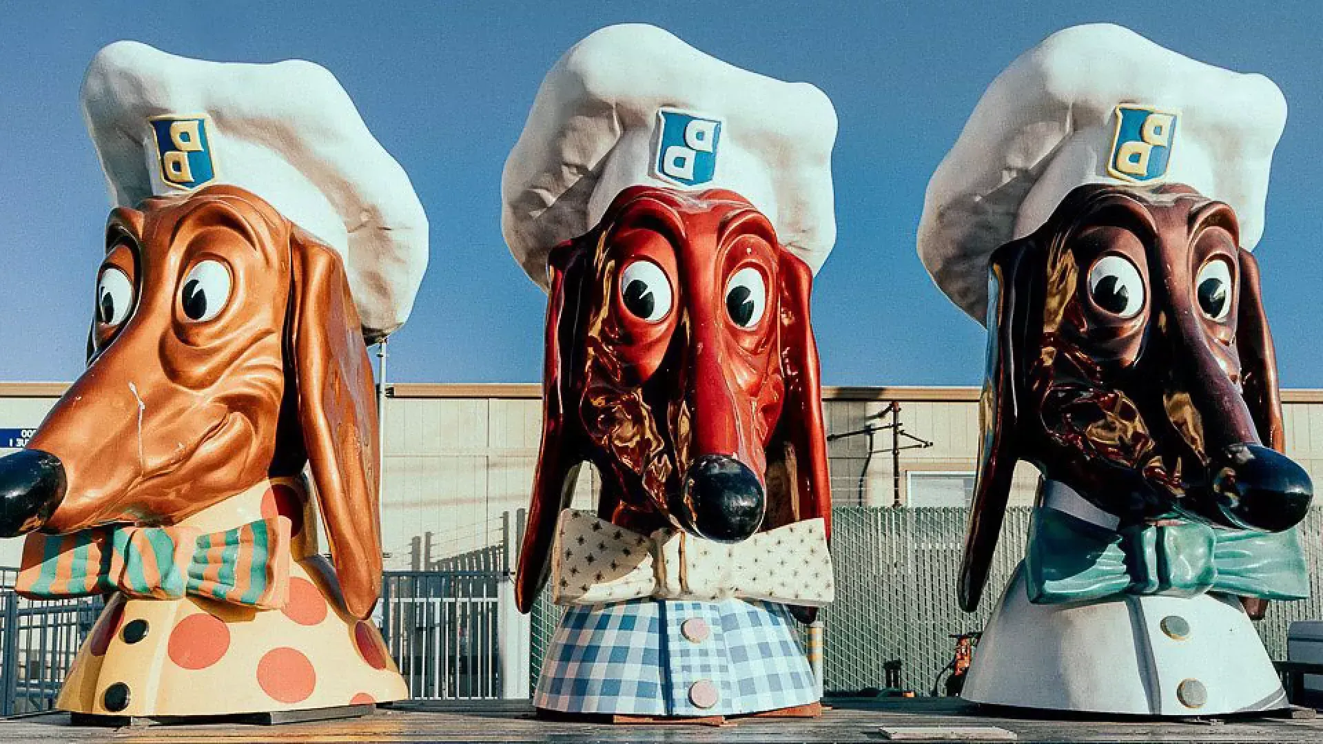 Três das famosas cabeças do Doggie Diner em exibição.