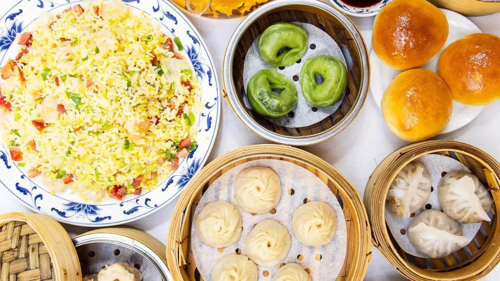 A variety of dim sum dishes at 贝博体彩app的 美国人唱 restaurant.