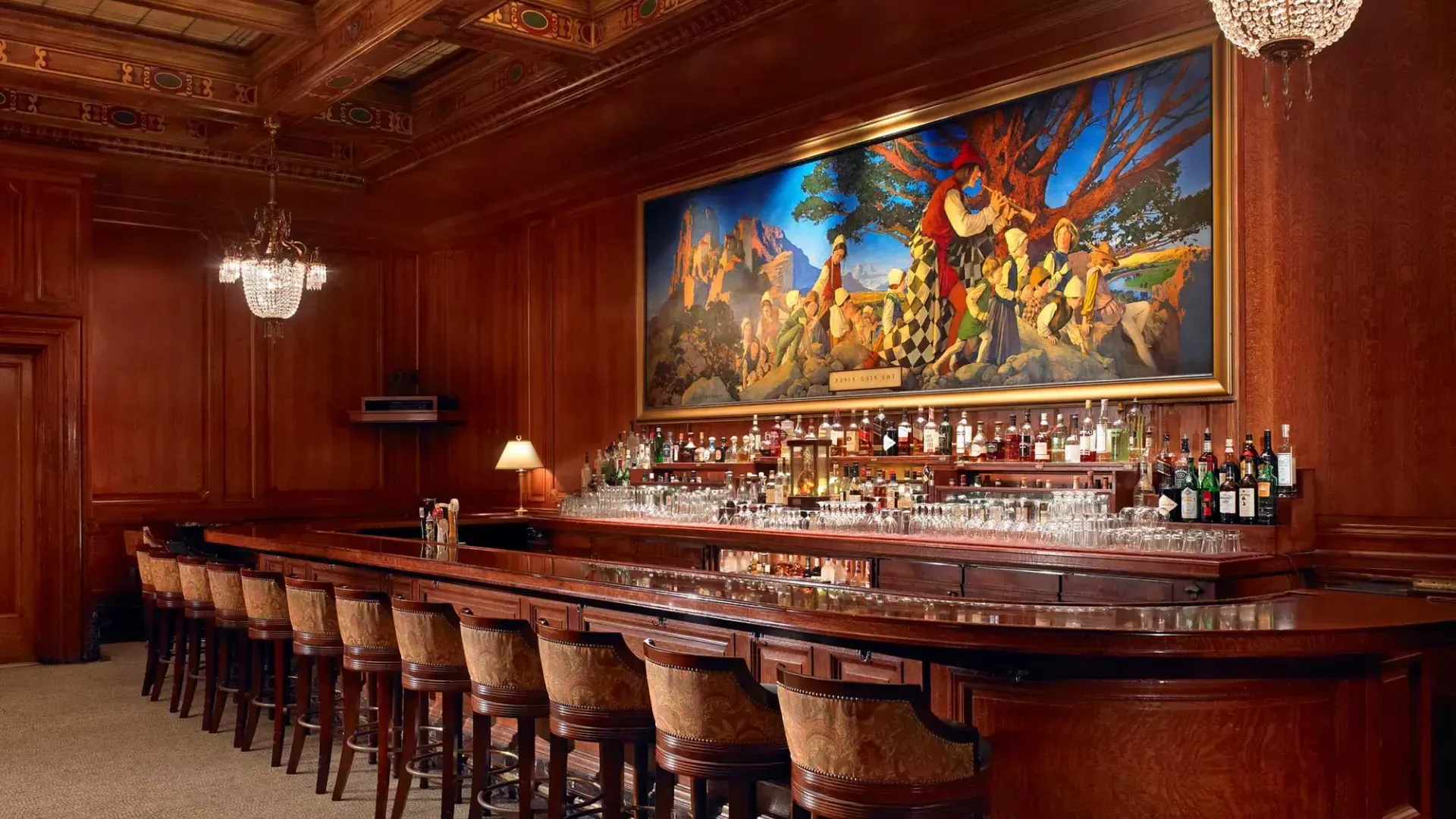The bar at the Palace Hotel, 它的特色是木板墙和一幅名为《哈默林的魔笛手》的画作.