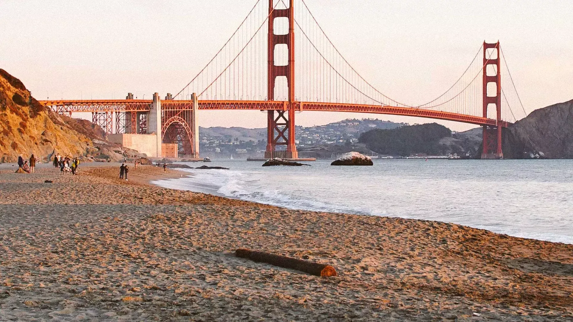 Abgebildet ist San Franciscos Baker Beach mit der Golden Gate Bridge im Hintergrund.