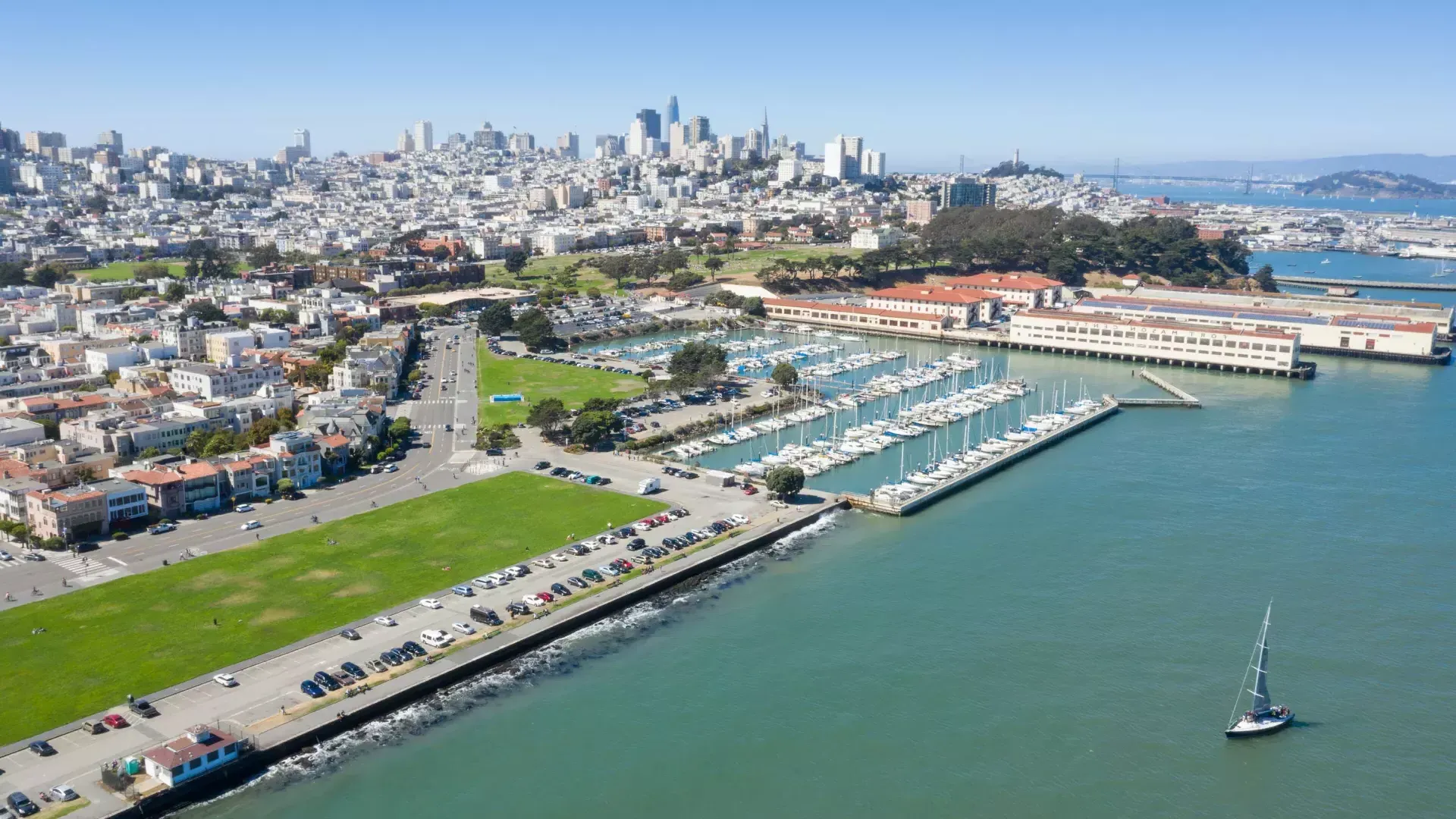 遠くにサンフランシスコのスカイラインを望むフォート メイソンの航空写真。
