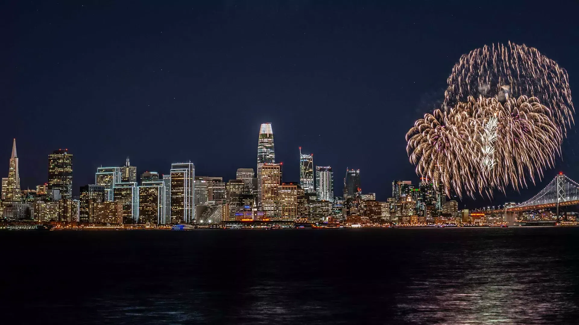 サンフランシスコの街並みに花火が打ち上がります。