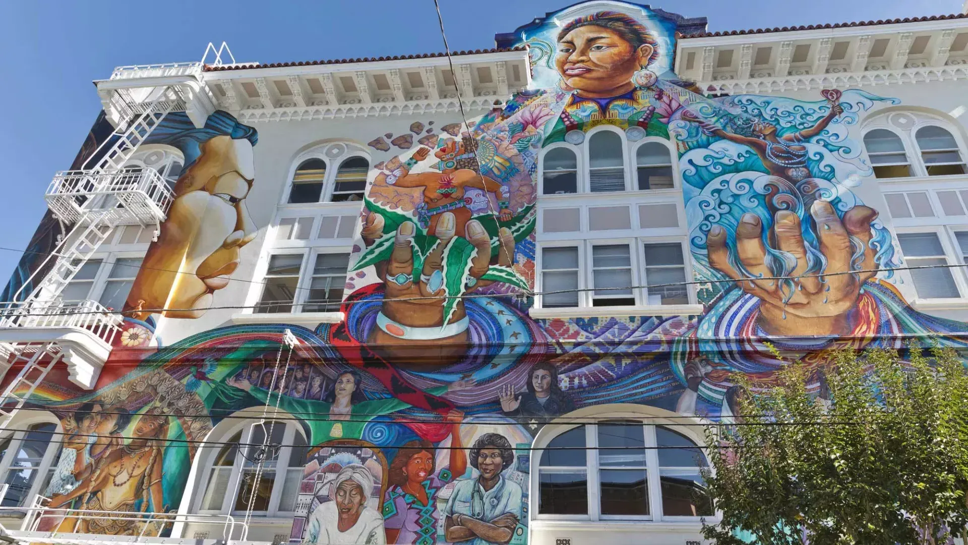 Un colorido mural a gran escala cubre el costado del Edificio de Mujeres en el 使命地区 de San Francisco.