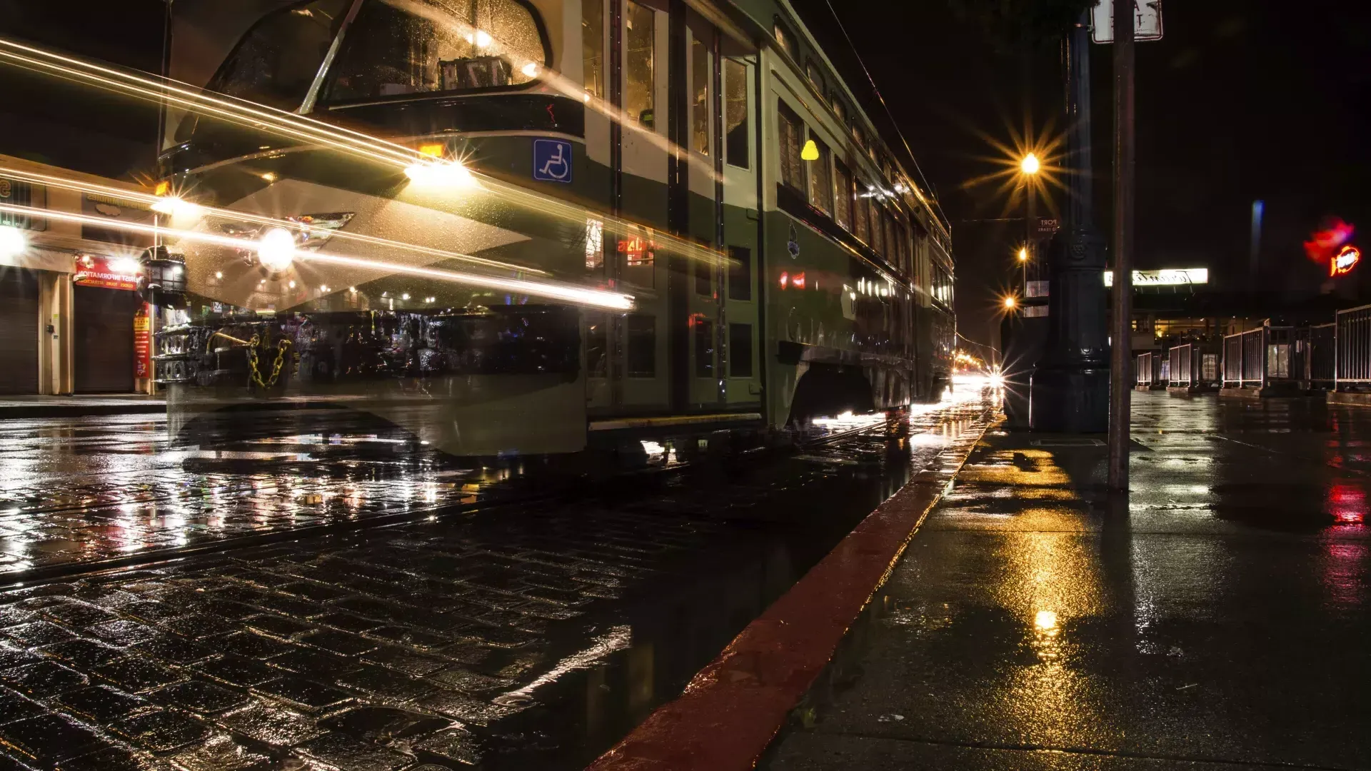 雨夜的有轨电车