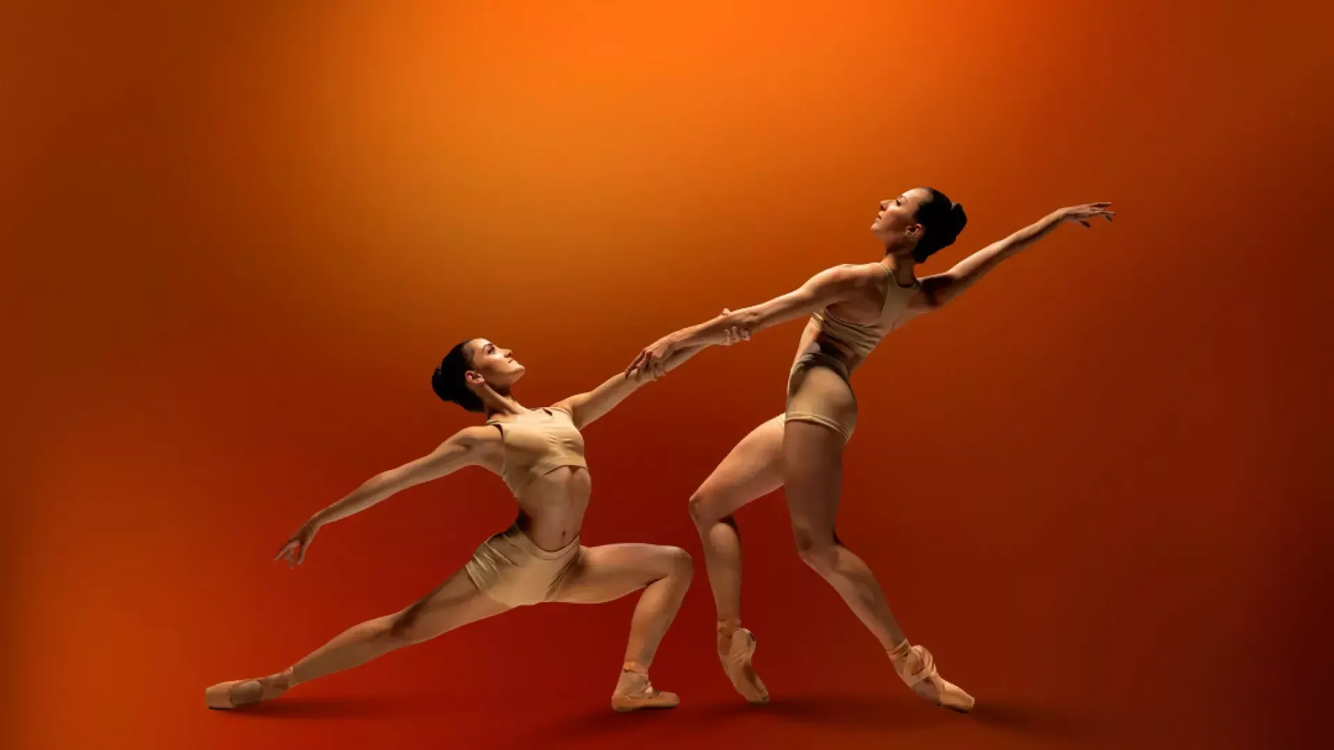 科幻芭蕾演员在红色背景上牵手 