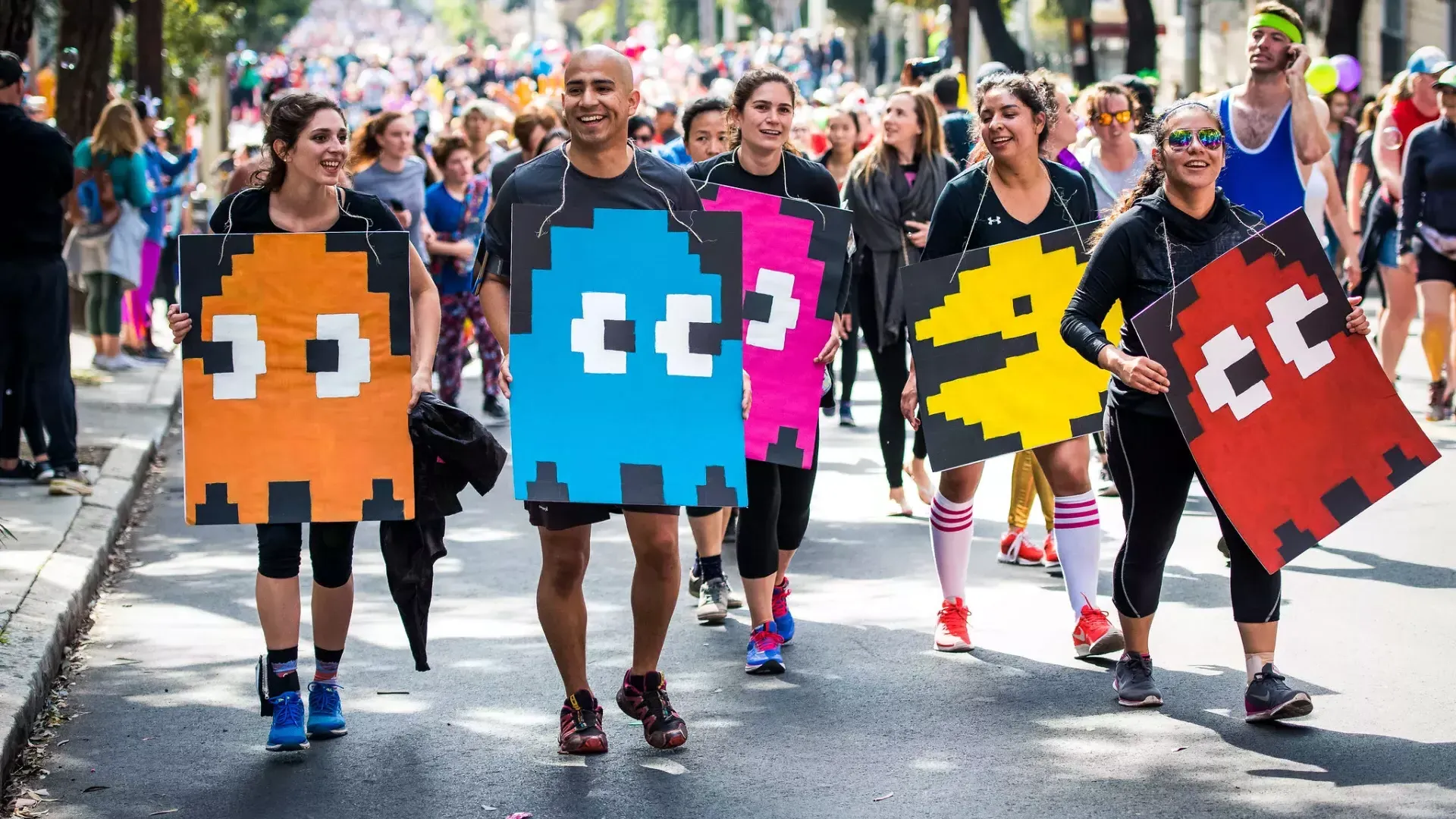 Runners dressed in Pac Man costumes for 从海湾到破浪 Race SF