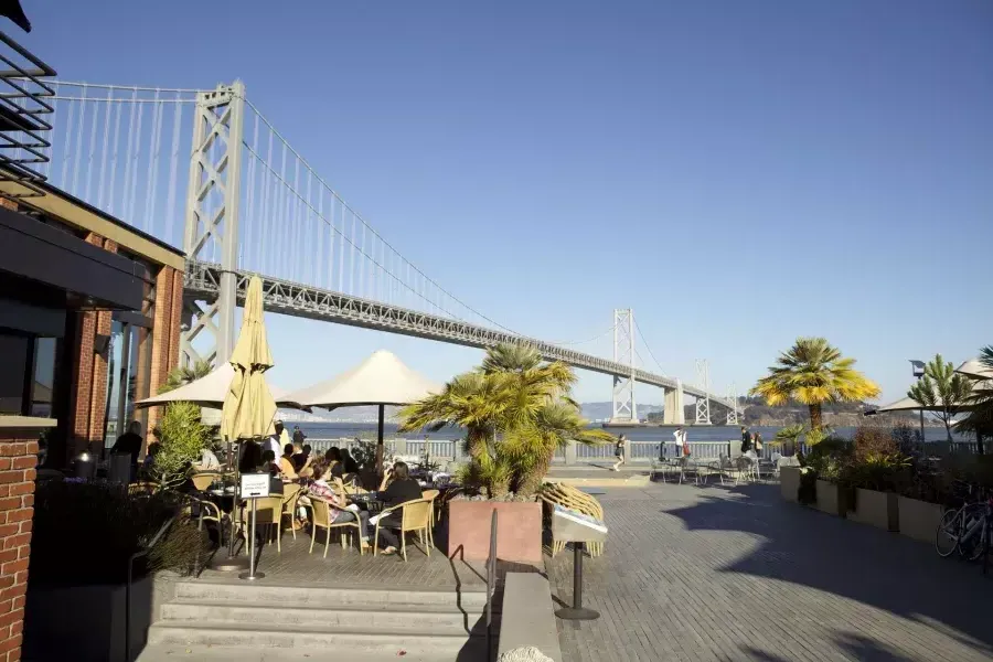 Les convives profitent d'un repas le long du front de mer de San Francisco.