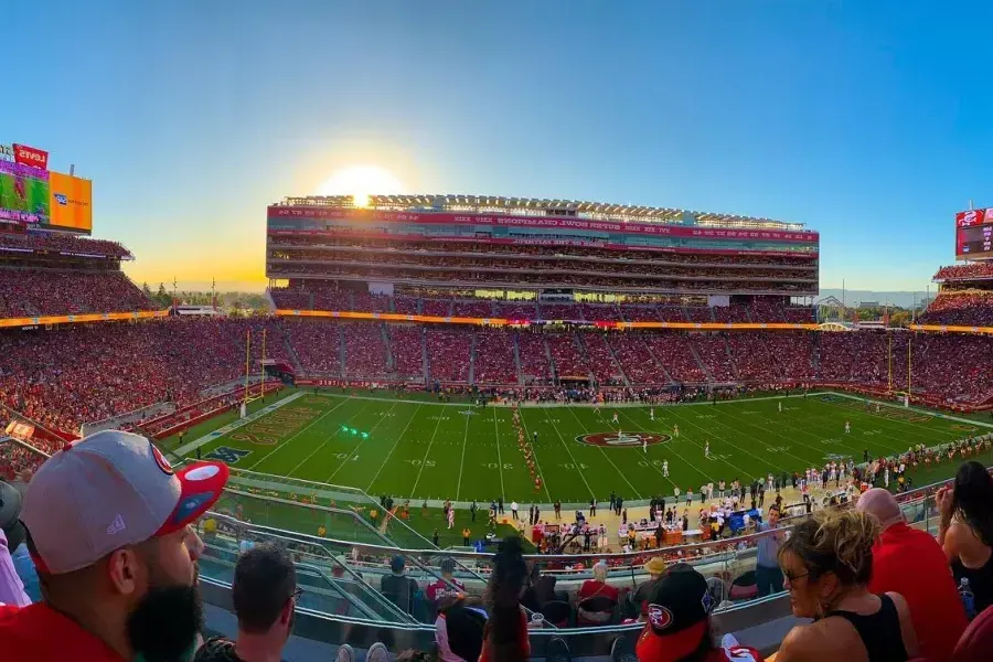 Blick auf das Footballfeld im Levi’s Stadium in Santa Clara, Kalifornien, Heimat der San Francisco 49ers.