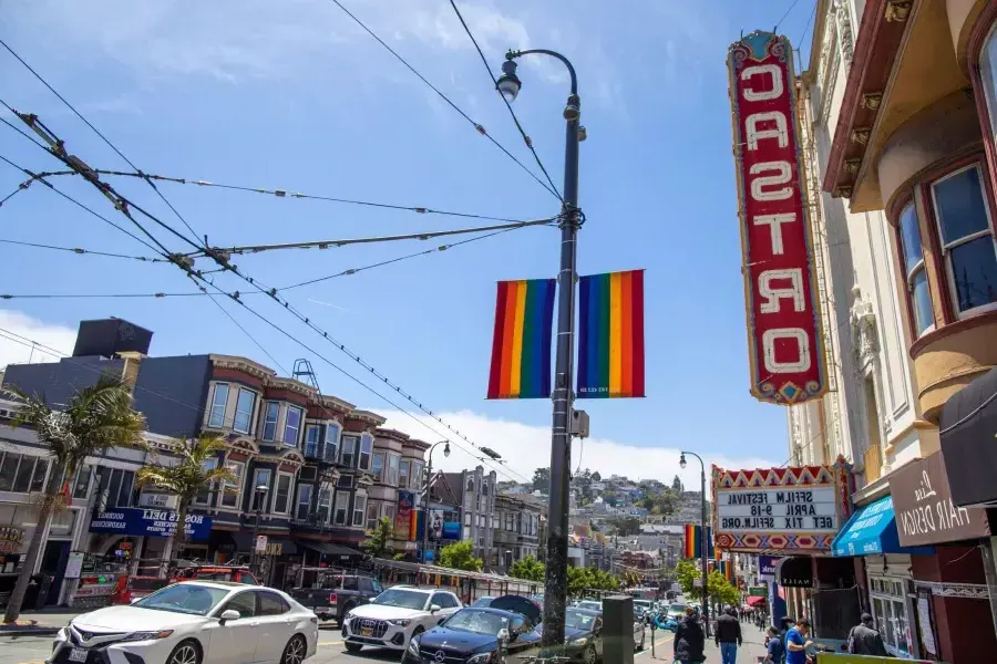Il quartiere Castro di San Francisco, 卡斯特罗剧院的招牌和彩虹旗在前面.