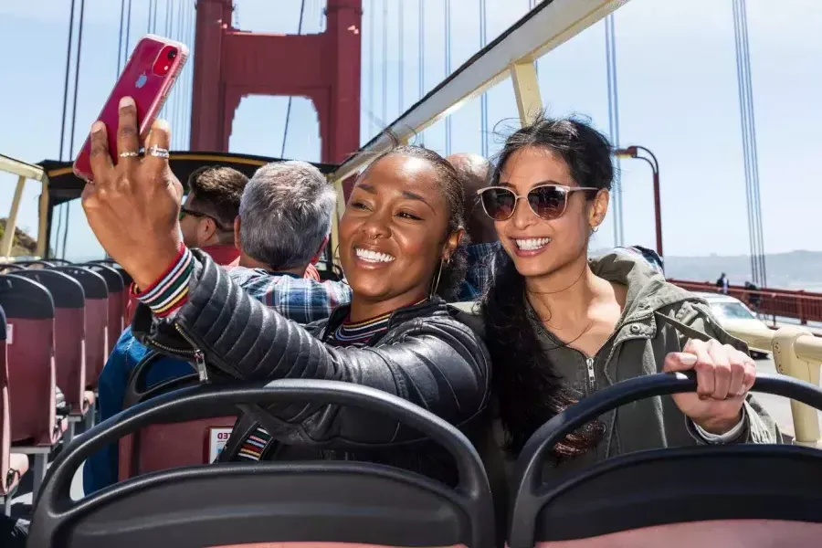 Amigos tomándose selfies en el puente Golden Gate