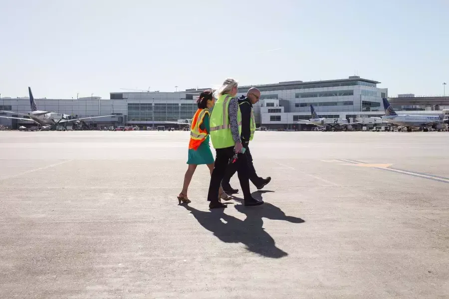 梅琳达·Yee富兰克林 walking on the SFO runway.