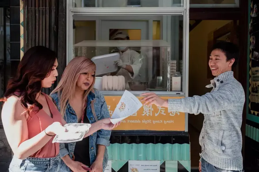 “那十字架 and friend looking at a menu in 唐人街