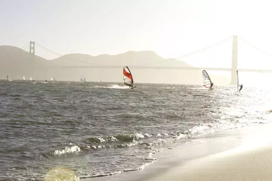 贝博体彩app湾的帆板冲浪，就在克里西球场外面.