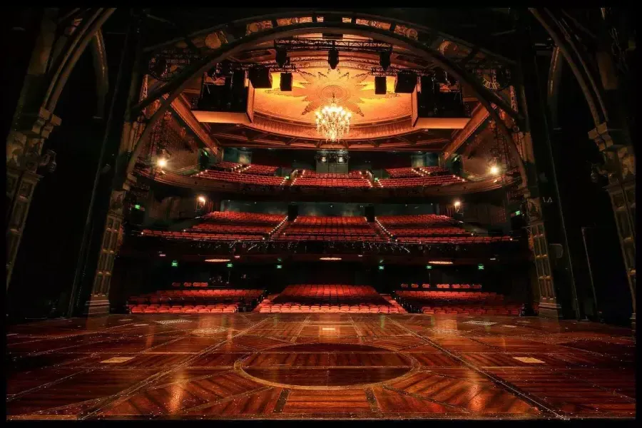 Interior do Teatro 伦 visto do palco. São 弗朗西斯co, Califórnia.