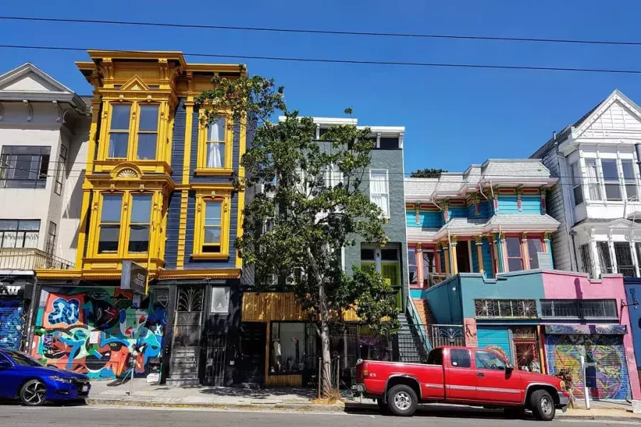 海特街五彩缤纷的建筑，汽车停在街道两旁. San Francisco, Kalifornien.