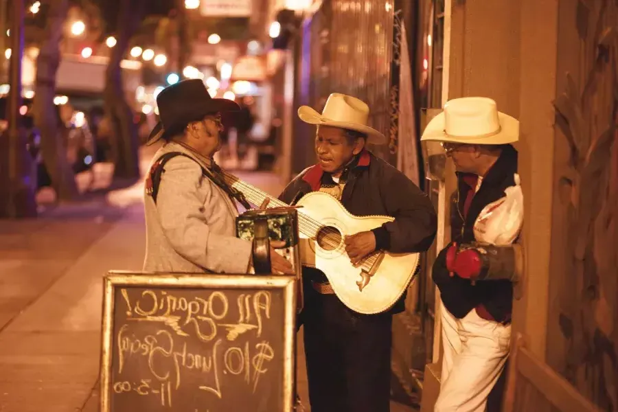 Tres músicos mexicanos actúan en una calle del 使命地区 de San Francisco.