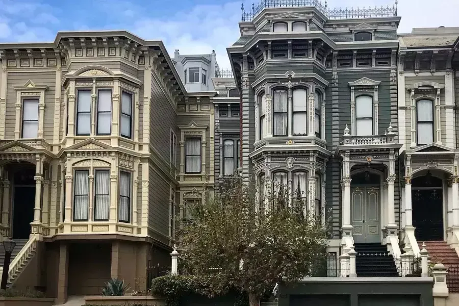 太平洋高地街道上一排华丽的维多利亚式房屋. San Francisco, California.