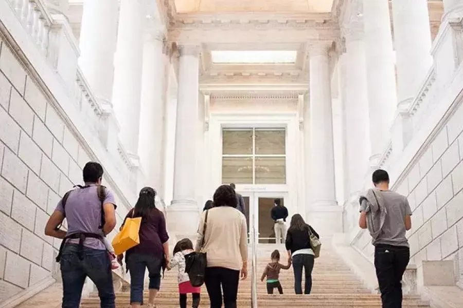 游客爬上亚洲艺术博物馆的主楼梯