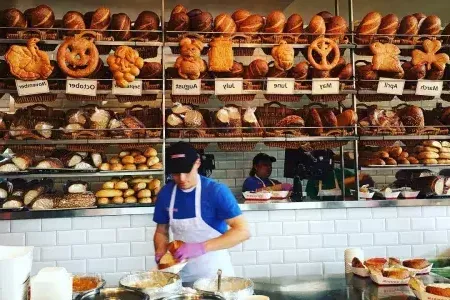 贝克们在贝博体彩app的Boudin Bakery做面包.
