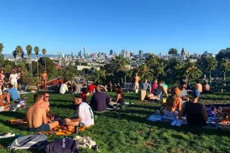 Groups of residents 和 visitors alike enjoy picnics in Dolores Park.
