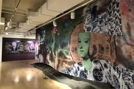 Une fresque murale à grande échelle est visible dans une salle d'exposition du Musée de la diaspora africaine. 贝博体彩app，加利福尼亚州.