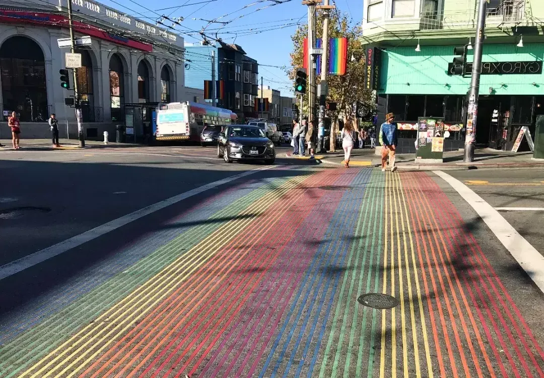 カストロの特徴的な虹色の横断歩道。