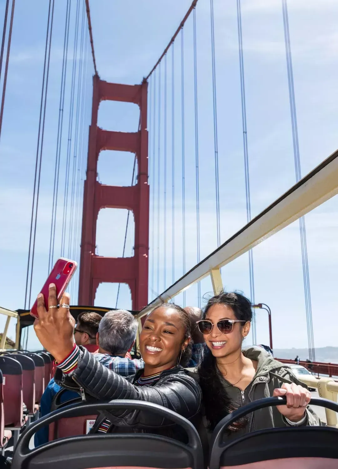 Amigos tomándose selfies en el puente Golden Gate