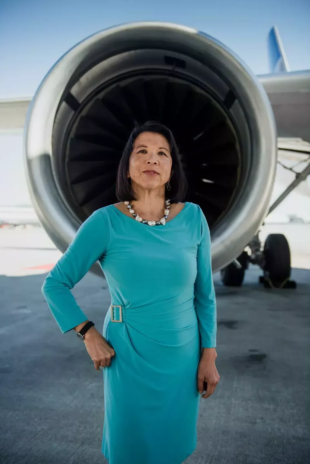 梅琳达·Yee富兰克林 standing in front of a United plane.