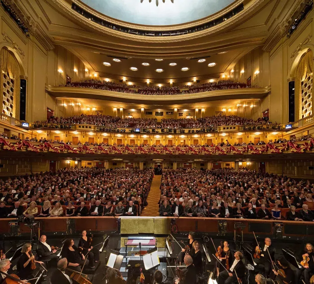 この交響曲は戦争記念オペラハウスでのオペラ公演に向けて準備を進めています。カリフォルニア州贝博体彩app。