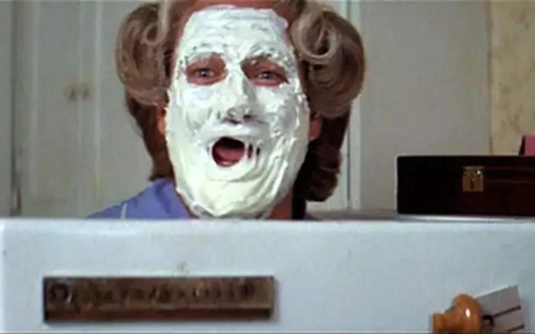 《夫人》场景. Doubtfire电影 where her face is covered in whipped cream. 