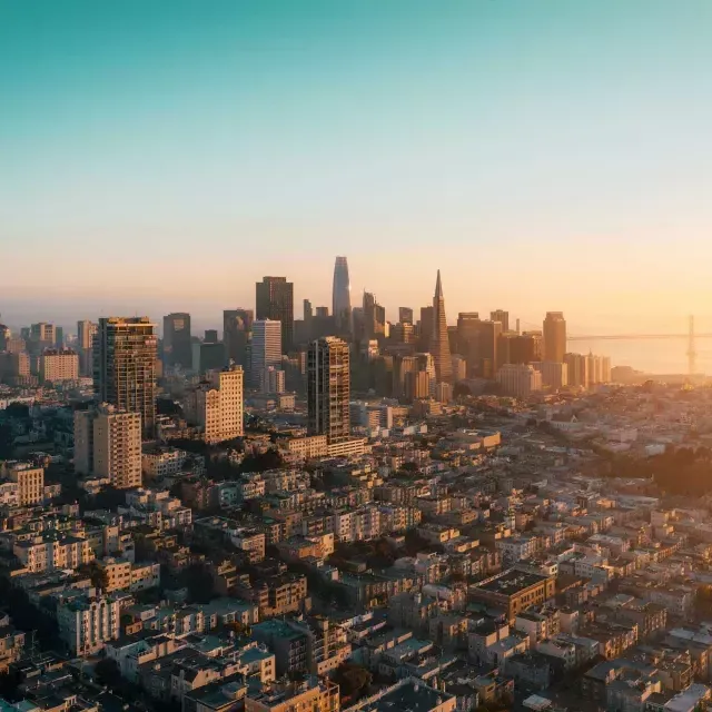 空から見ると、サンフランシスコのスカイラインが金色に輝いています。