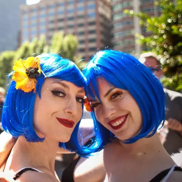 Dos mujeres con pelucas azules asisten al Orgullo de San Francisco.