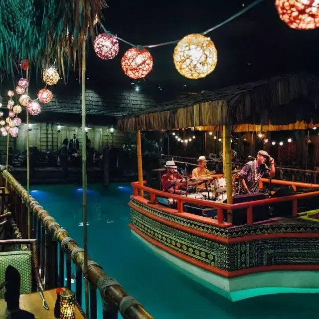 house band将在贝博体彩appFairmont Hotel的Tonga Room石湖进行演奏.