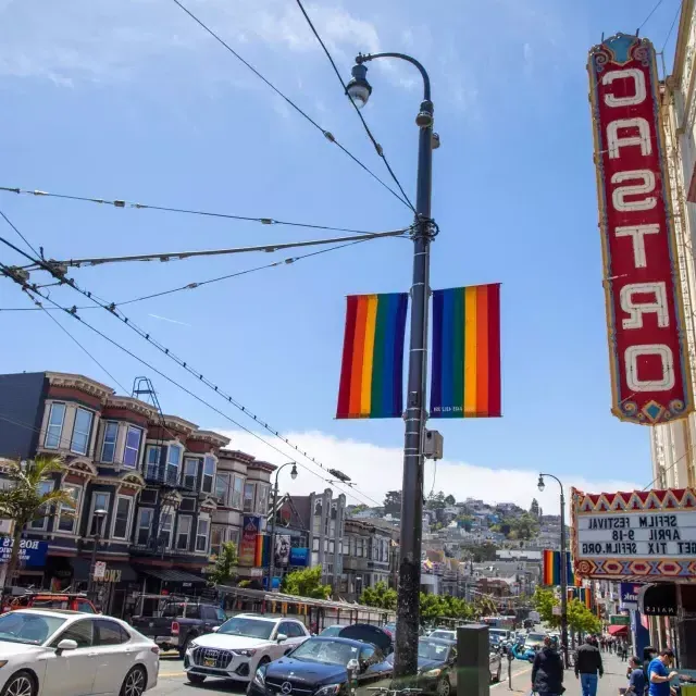 Il quartiere Castro di San Francisco, 卡斯特罗剧院的招牌和彩虹旗在前面.