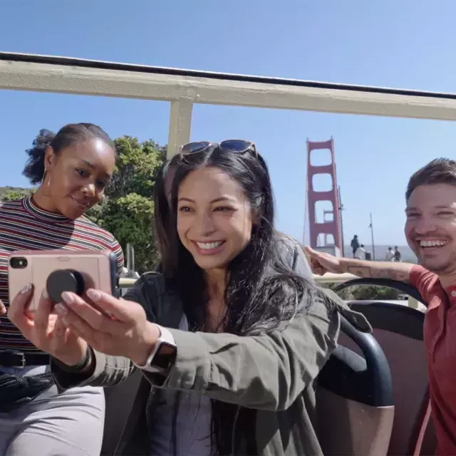 一群游客在金门大桥附近的公共汽车上自拍. 贝博体彩app，加利福尼亚州.