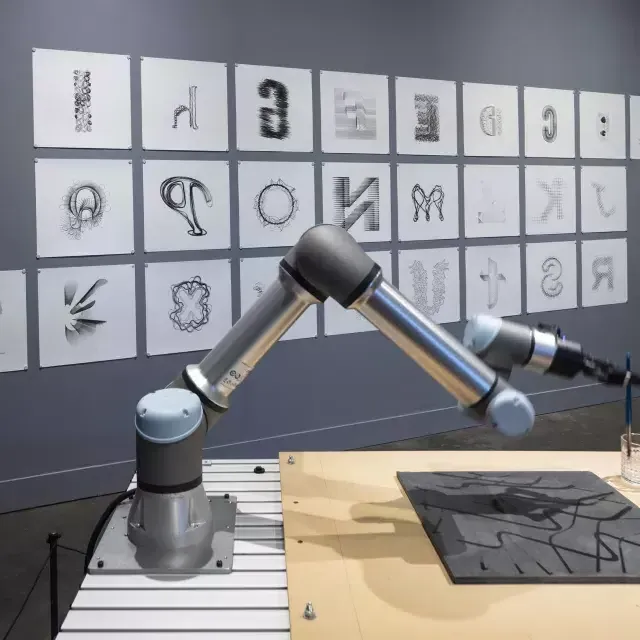 “机器人先生”，2024年工艺与设计博物馆。亨利·卡姆摄影。
