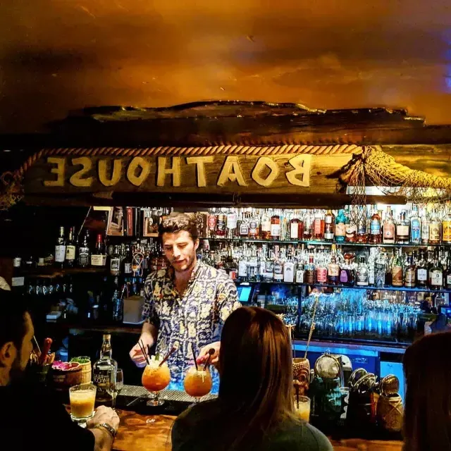 Cocktails are served at Smuggler's Cove in San 弗朗西斯co.