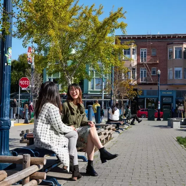 Las mujeres se sientan afuera en Patricia's Green en Hayes Valley de San Francisco.